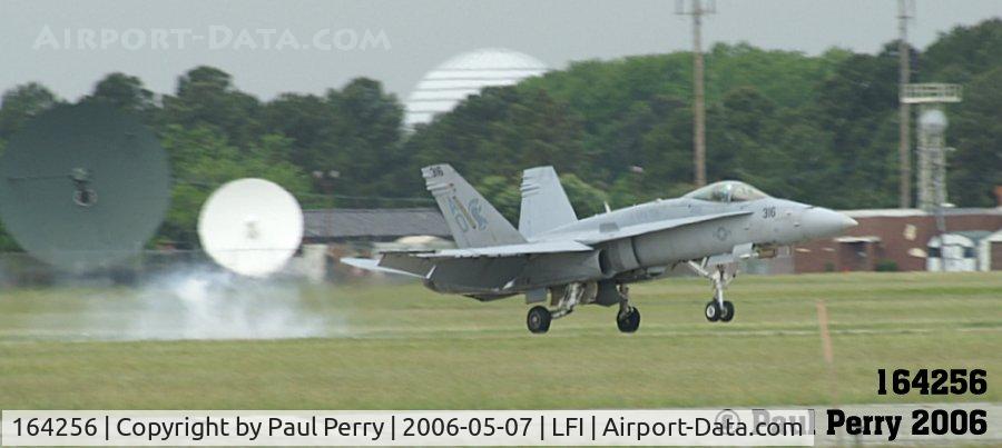 164256, 1991 McDonnell Douglas F/A-18C Hornet C/N 1019, Touchdown!