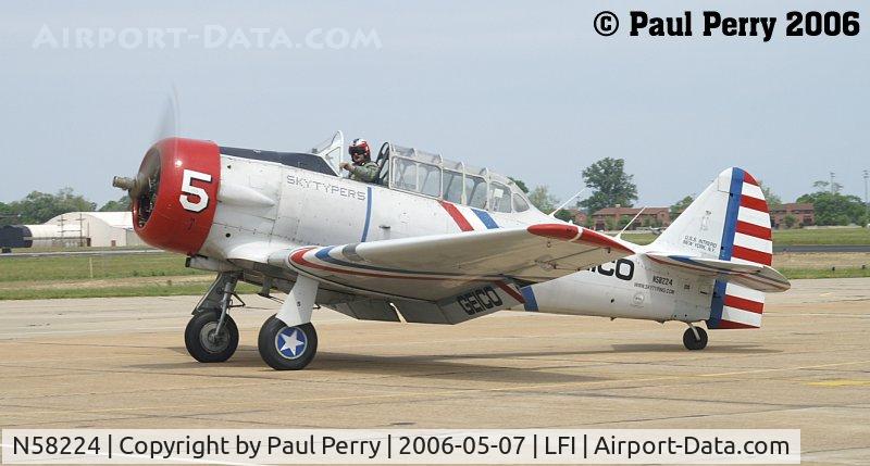 N58224, 1941 North American AT-6B Texan C/N 2553, Fabulous Five makes her way before the crowd