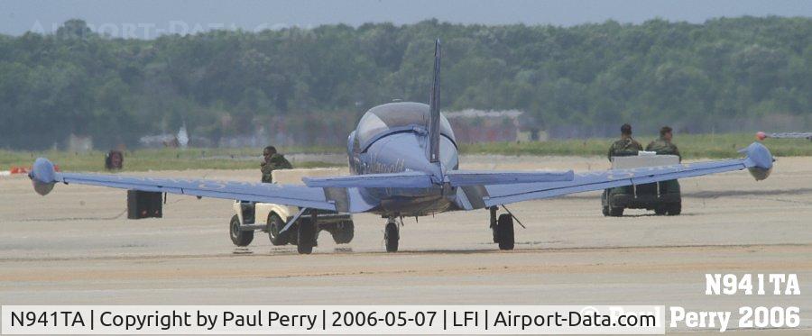 N941TA, 1977 SIAI-Marchetti SF-260 C/N 286, Exposing his six to the majority of the crowd