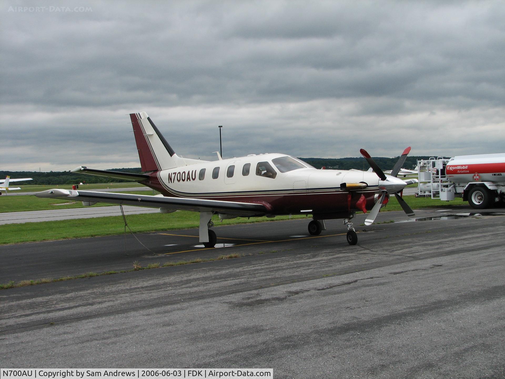 N700AU, 2001 Socata TBM-700 C/N 185, Socata Aircraft out of Pembroke Pines, FL at AOPA Fly-in 2006