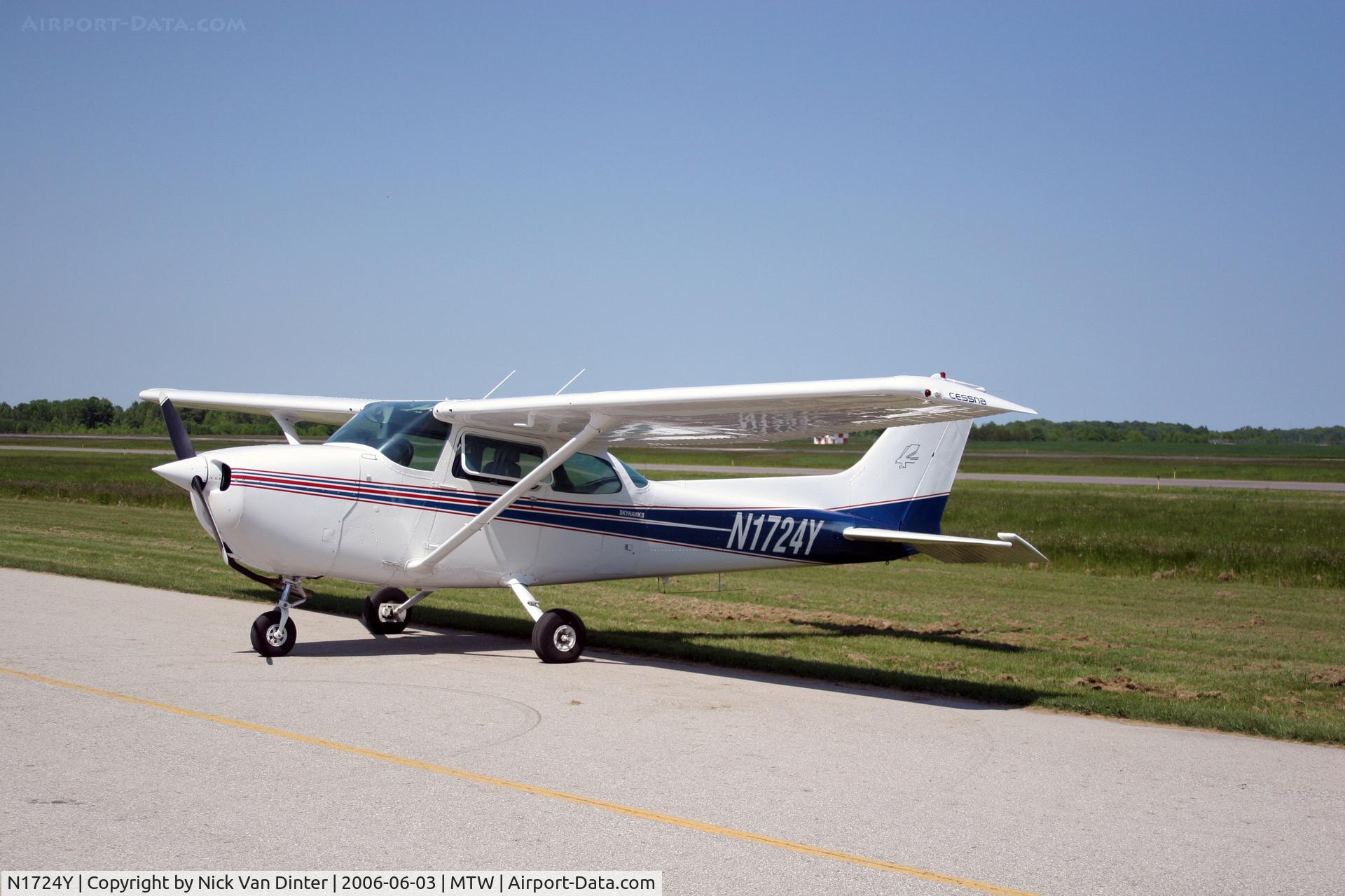 N1724Y, 1977 Cessna 172N Skyhawk C/N 17268676, Manitowoc Air Show