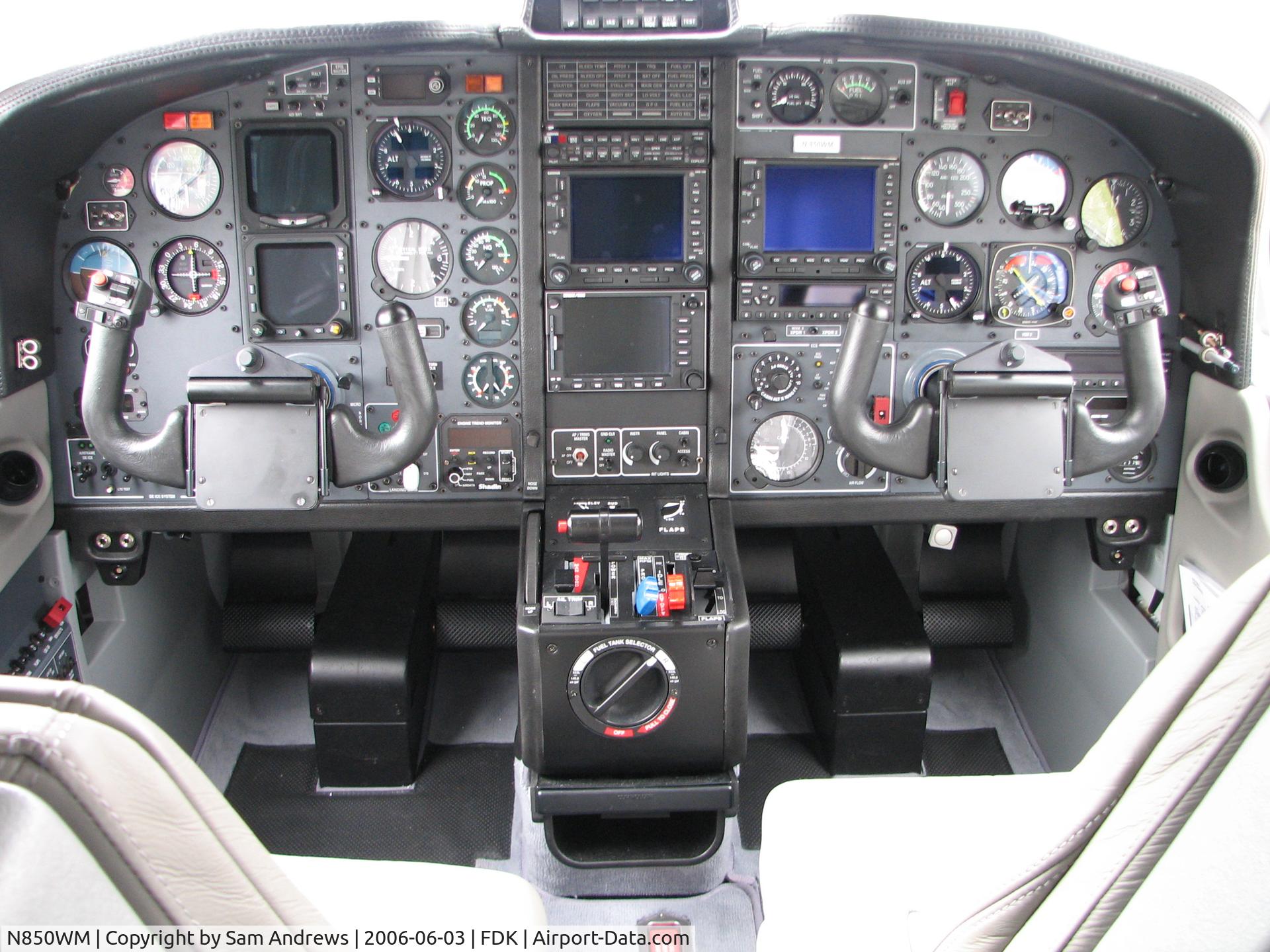 N850WM, 2006 Socata TBM-700 C/N 353, panel