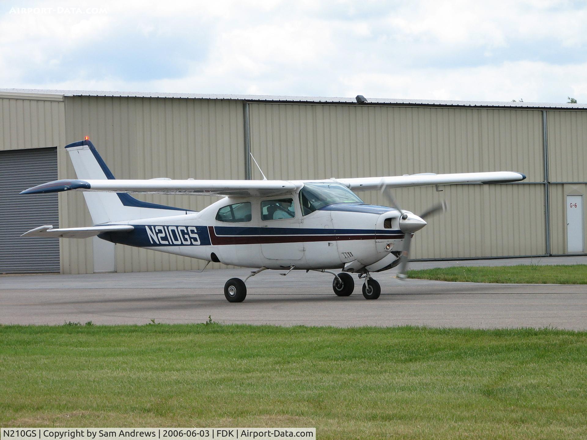 N210GS, 1976 Cessna 210L Centurion C/N 21061283, still taxiing