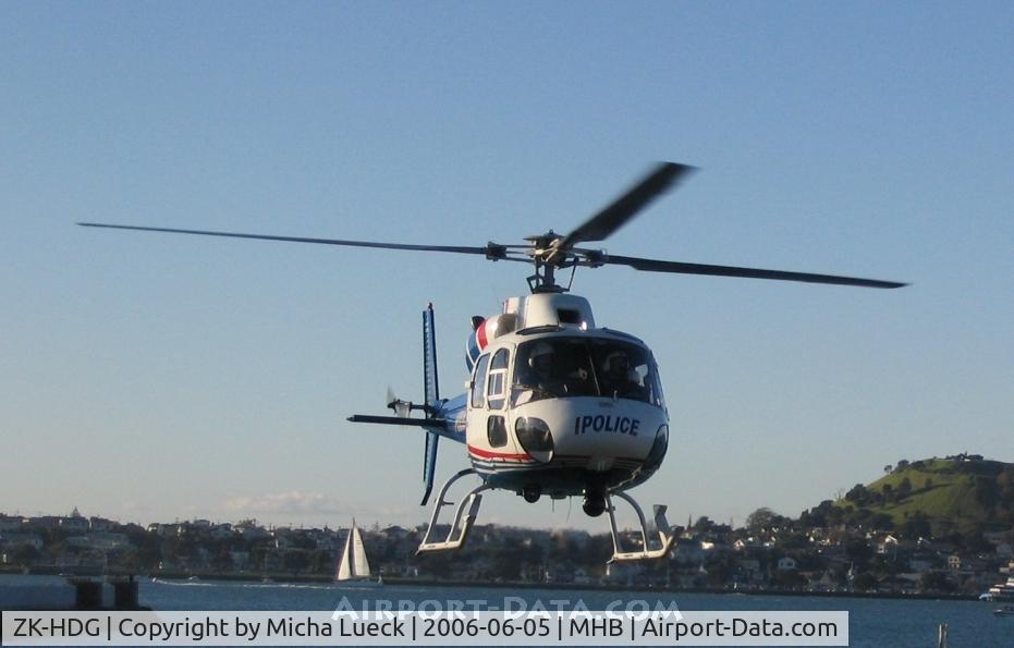 ZK-HDG, Aerospatiale AS-355F-1 Ecureuil 2 C/N 5212, New Zealand Police Chopper coming in to Mechanic's Bay, Auckland
