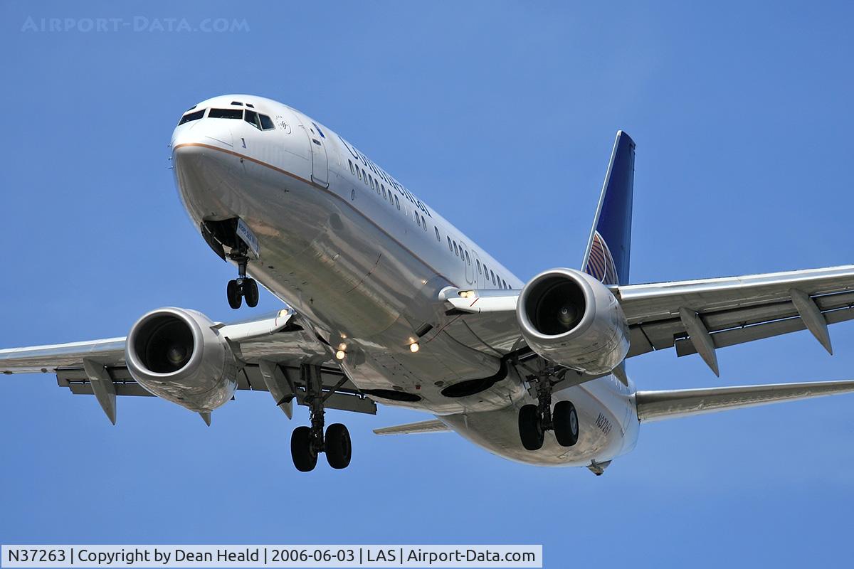 N37263, 2001 Boeing 737-824 C/N 31583, Continental Airlines N37263 (FLT COA697) from George Bush Intercontinental Houston (KIAH) on final approach to RWY 25L.