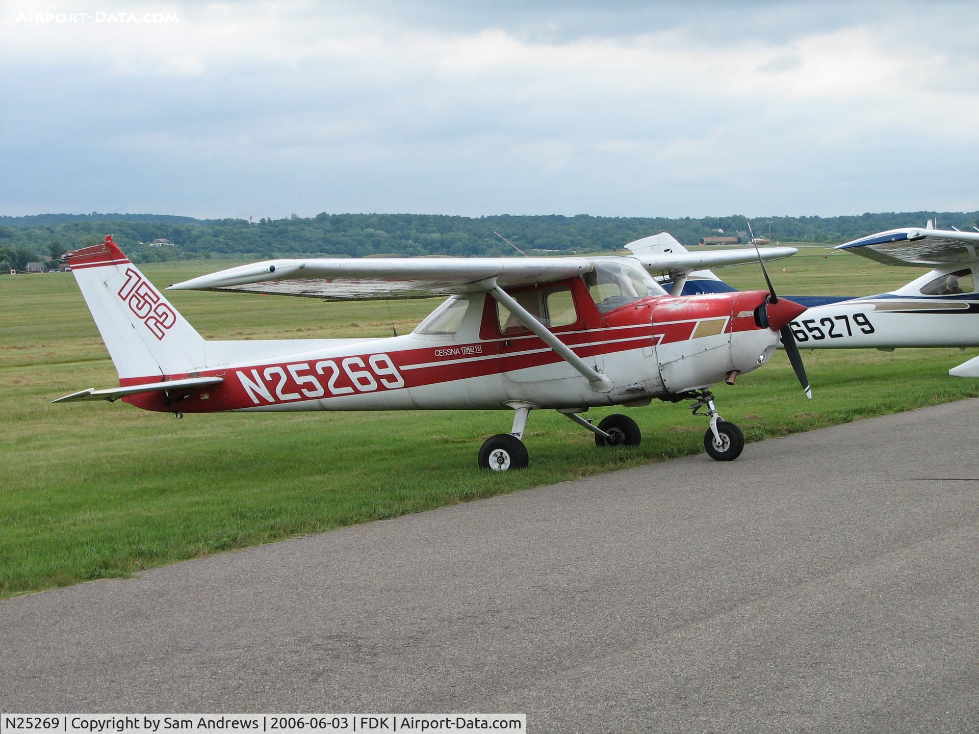 N25269, 1977 Cessna 152 C/N 15280563, Parked for the day at the 2006 AOPA Fly-in.