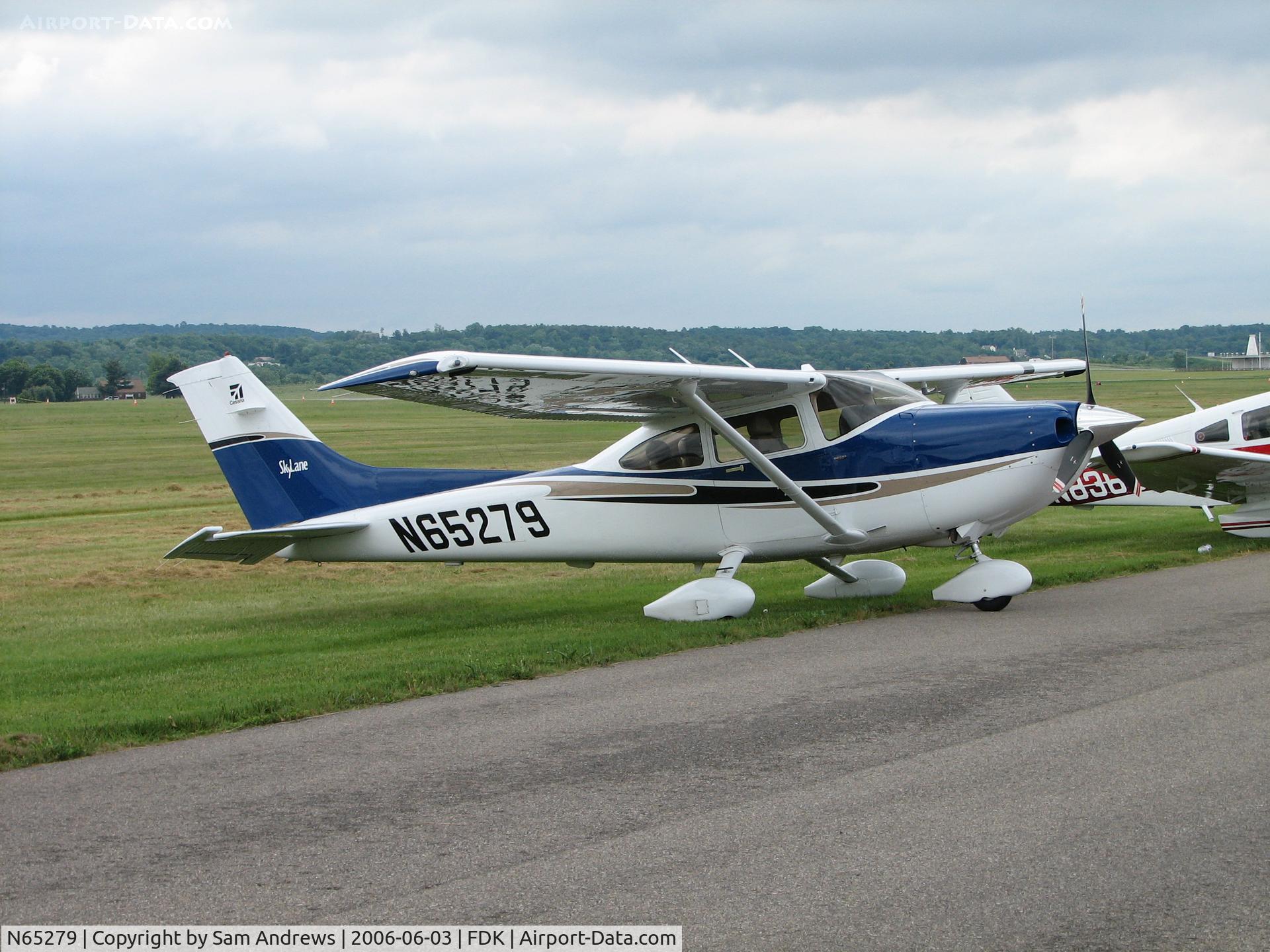 N65279, 2004 Cessna 182T Skylane C/N 18281488, Parked for the day at the 2006 AOPA Fly-in