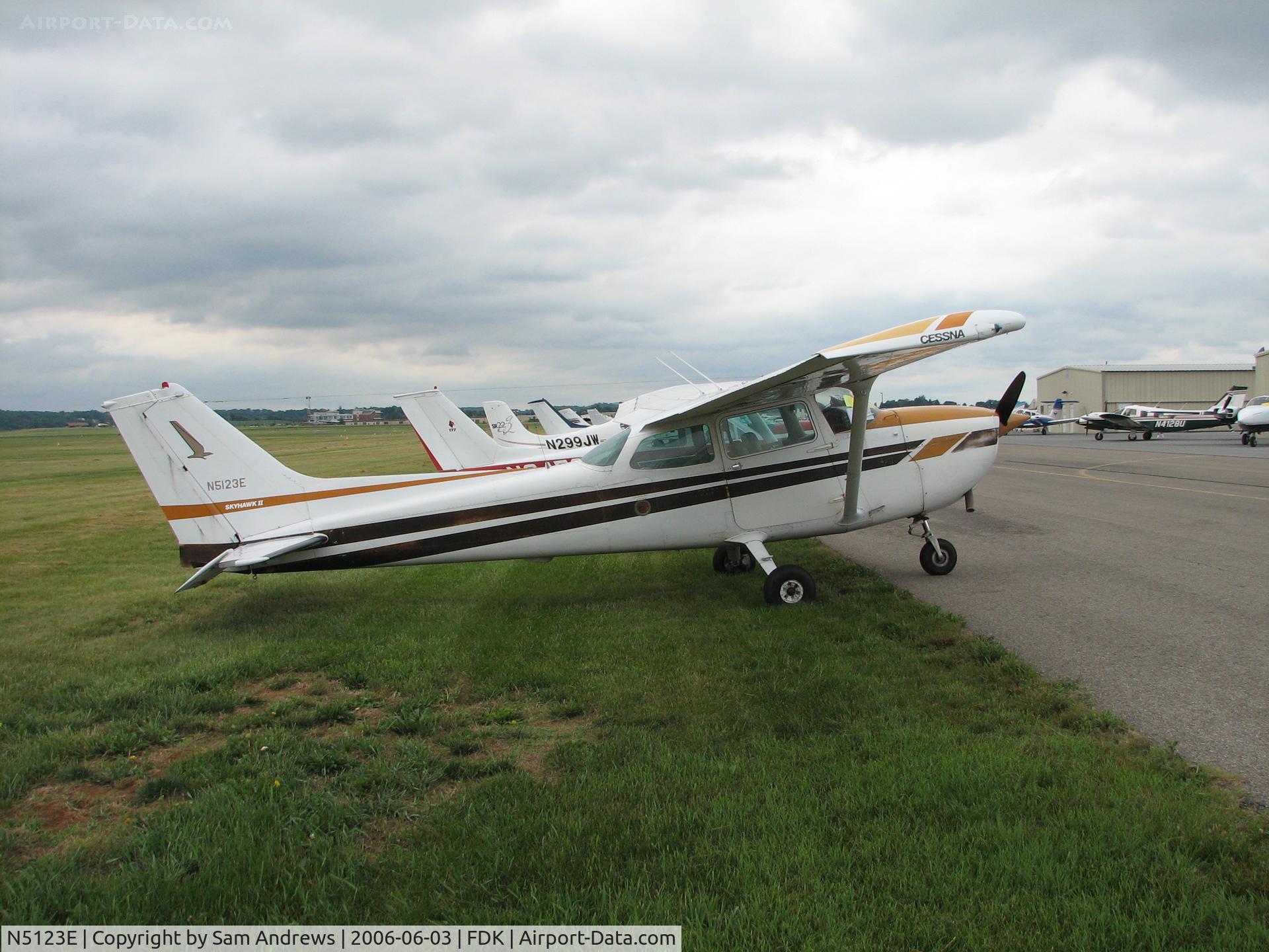 N5123E, 1978 Cessna 172N C/N 17271722, This guy flew down to the 2006 AOPA Fly-in from Seamans Field Airport (9N3) Factoryville, Pennsylvania.  Sure wish I knew he was going I sure would have liked to hitch a ride with him.