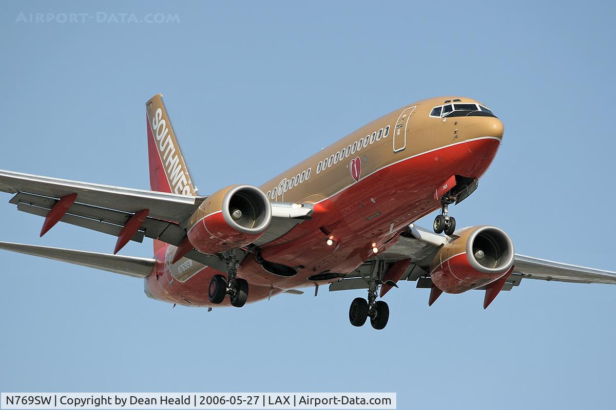 N769SW, 2000 Boeing 737-7H4 C/N 30588, Southwest Airlines N769SW on final approach to RWY 24R.