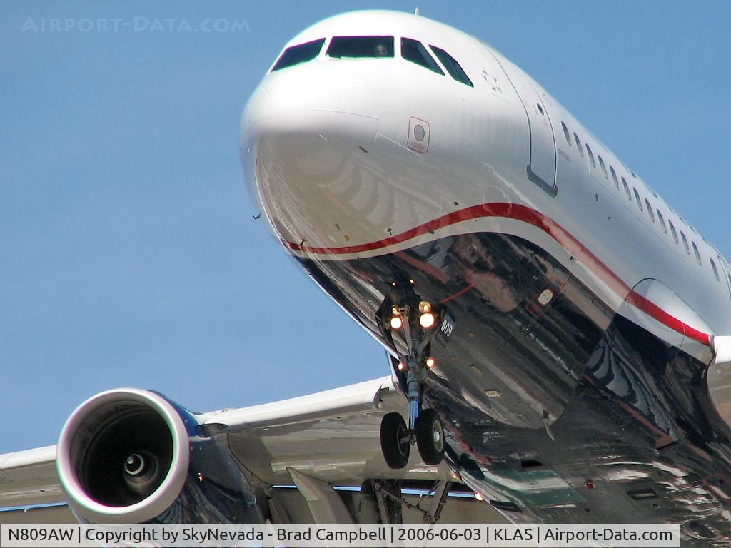 N809AW, 1999 Airbus A319-132 C/N 1111, US Airways / 1999 Airbus Industrie A319-132 / The Pilot can be seen craning his neck to see who is taking pictures of him!