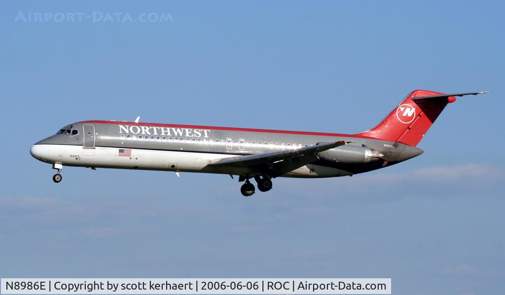 N8986E, 1969 Douglas DC-9-31 C/N 47402, landing 04