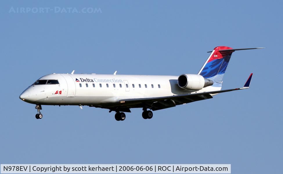 N978EV, 2002 Bombardier CRJ-200ER (CL-600-2B19) C/N 7723, landing 04