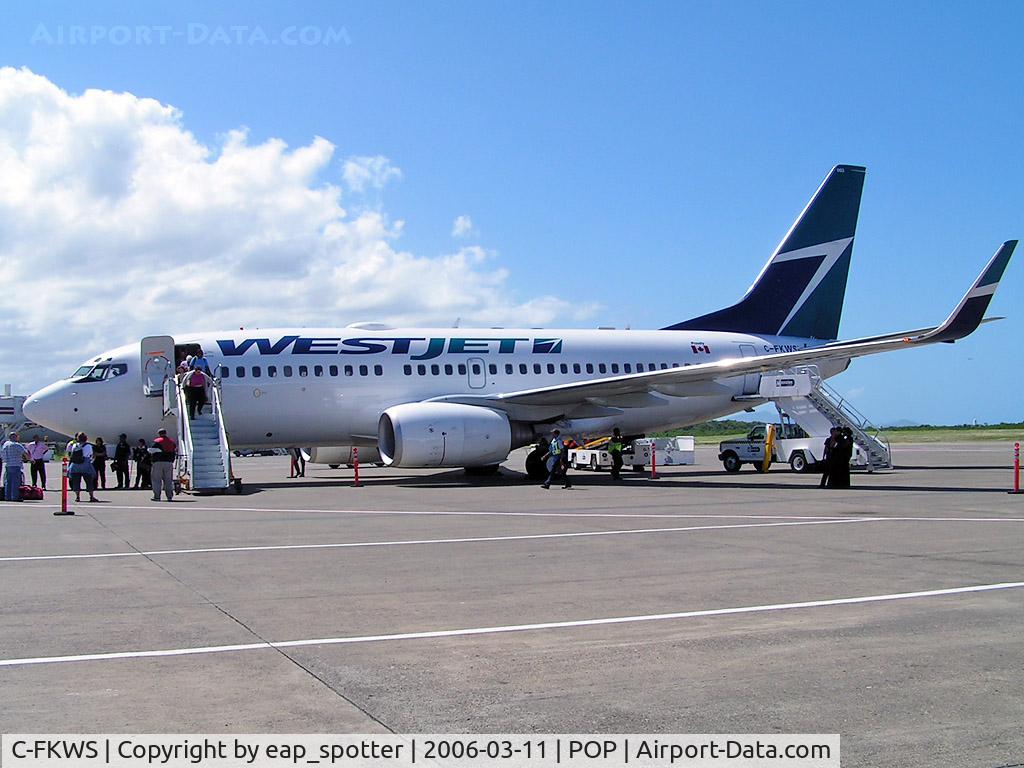 C-FKWS, 2001 Boeing 737-76N C/N 30134, Disembarking the passengers