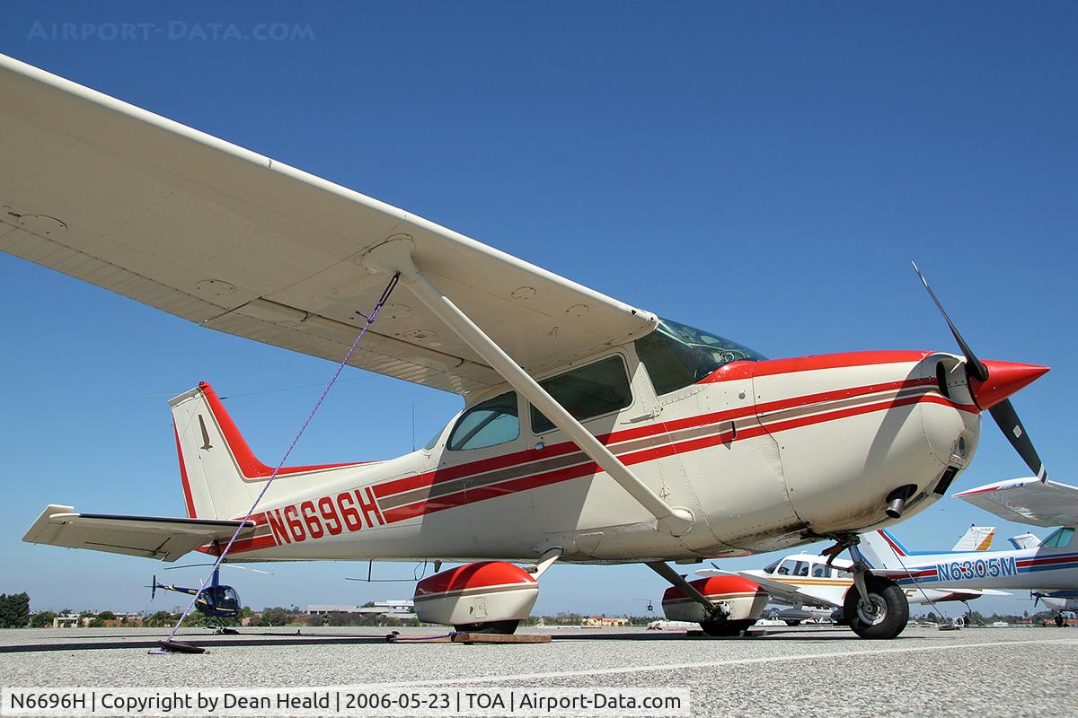 N6696H, 1975 Cessna 172M C/N 17265542, 1975 Cessna 172M N6696H on the ramp at Torrance Municipal Airport (KTOA).