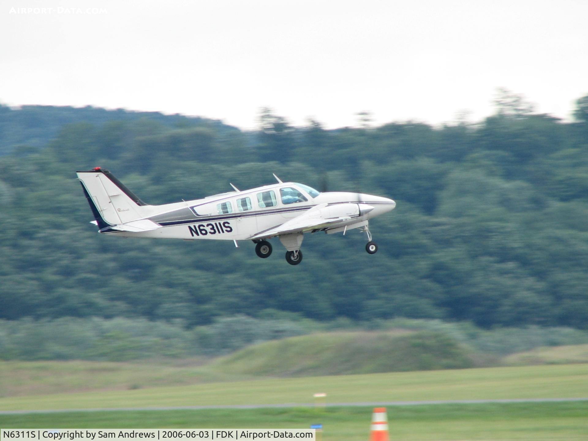 N6311S, 1977 Beech 58 Baron C/N TH-782, Departing the 2006 AOPA Fly-in for Tulsa, OK