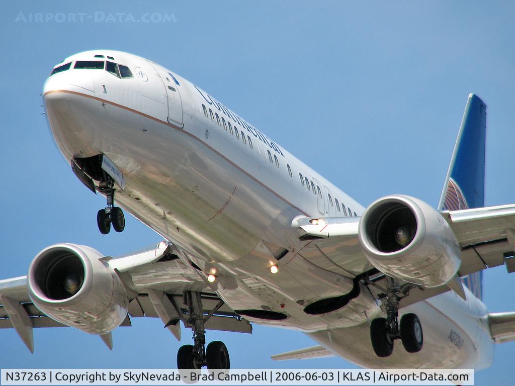 N37263, 2001 Boeing 737-824 C/N 31583, Continental Airlines / 2001 Boeing 737-824 / I was standing right next to Dean. Look at his shot to see what real money can buy!