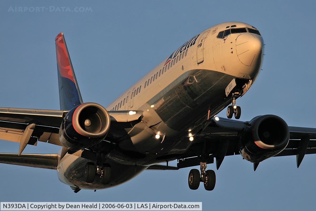 N393DA, 2000 Boeing 737-832 C/N 30377, Delta Airlines N393DA (FLT DAL1767) from Cincinnati Northern Kentucky Int'l (KCVG) on final approach to RWY 25L.