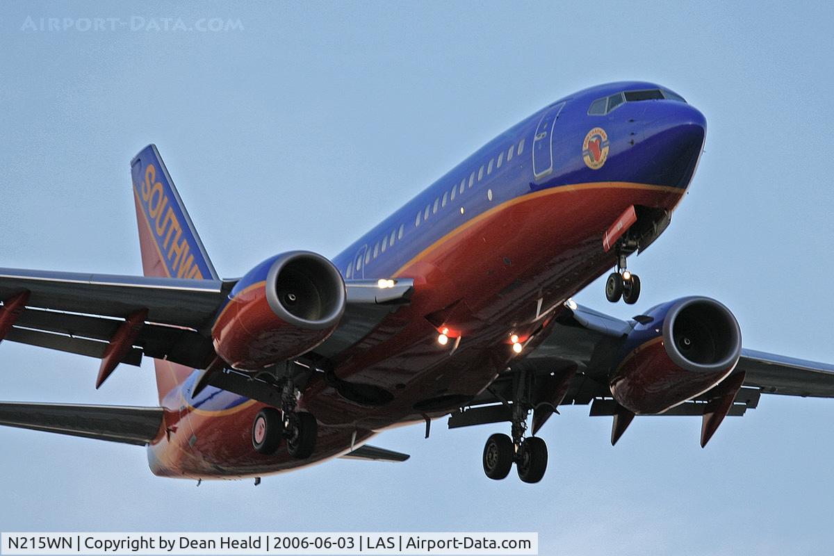 N215WN, 2005 Boeing 737-7H4 C/N 32487, Southwest Airlines N215WN (FLT SWA2224) from San Diego Int'l (KSAN) on final approach to RWY 25L.