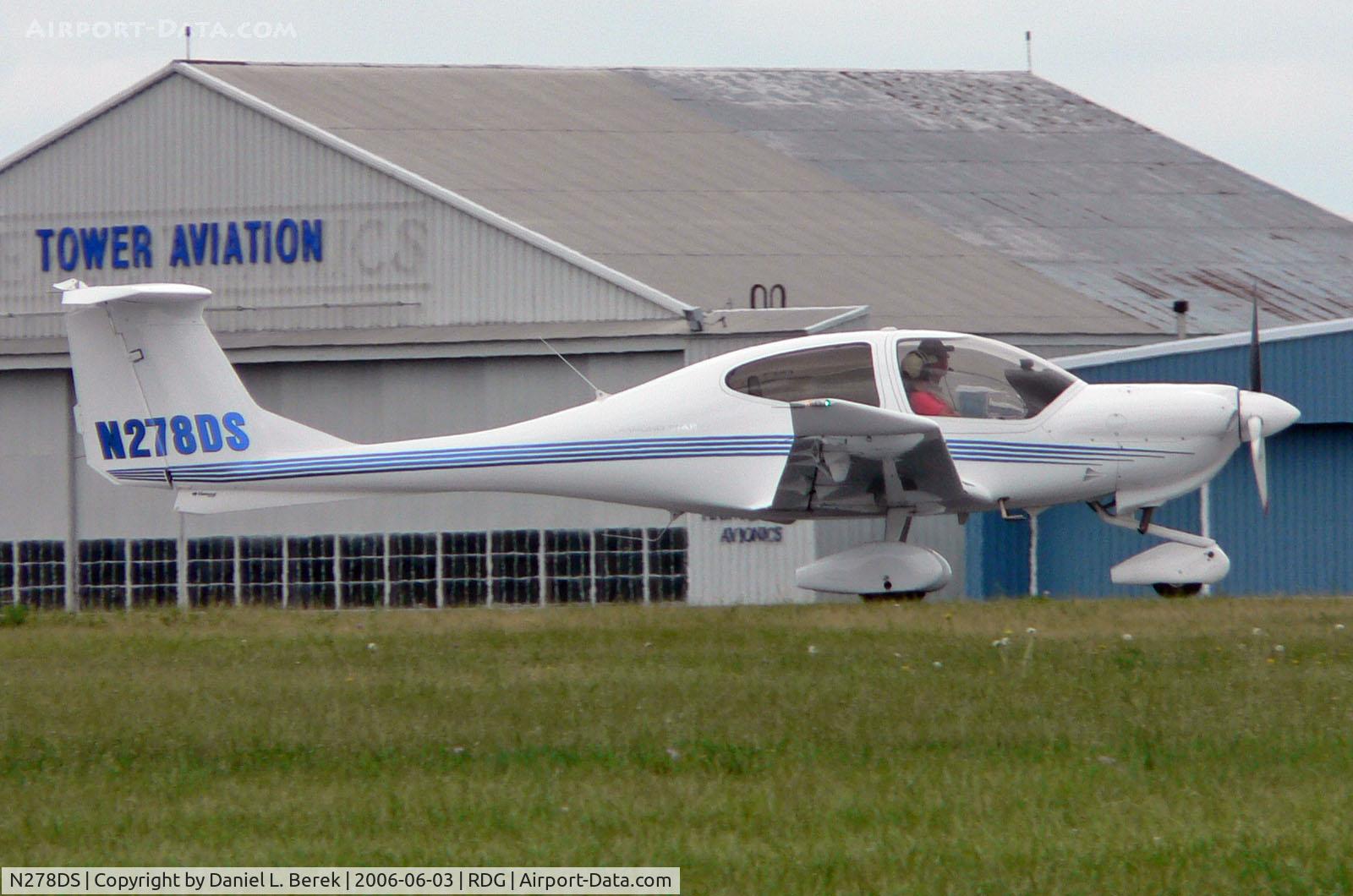 N278DS, 2003 Diamond DA-40 Diamond Star C/N 40.278, This sleek little DA 40 decided to check out the 2006 World War II Weekend hosted by the Mid Atlantic Air Museum.