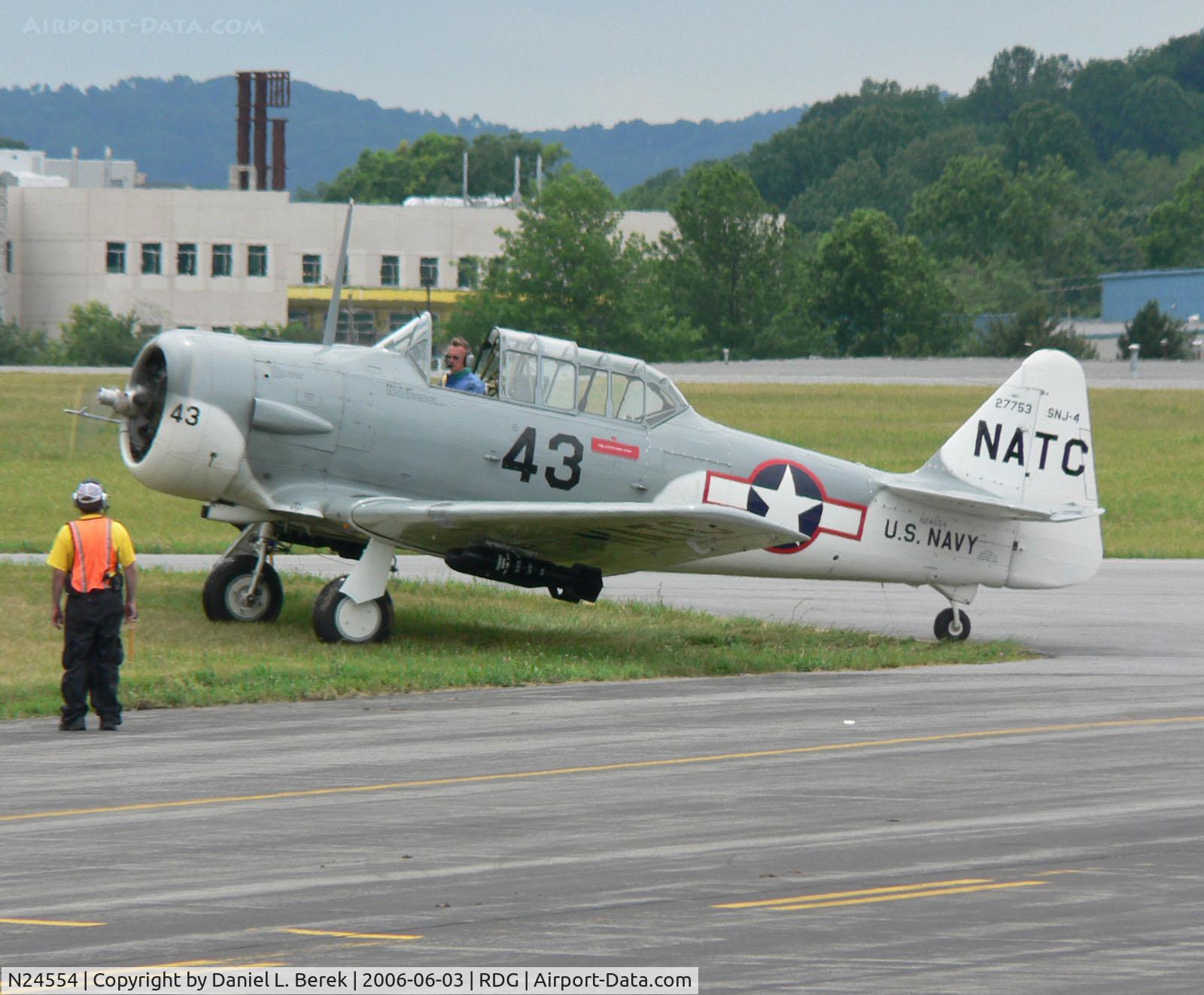 N24554, 1943 North American SNJ-4 Texan C/N 88-12281, Pilot and ramp agent give each other the thumbs up as this 1943 SNJ-4 gets ready to thrill spectators at the MAAM 2006 air show.