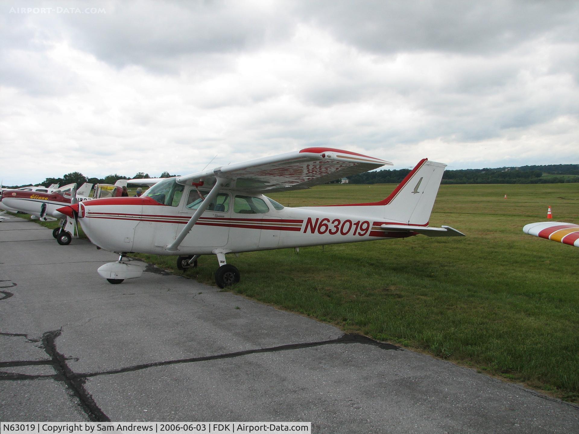 N63019, 1981 Cessna 172P C/N 17275379, Parked for the day at the 2006 AOPA Fly-In.  They flew in from Central Jersey Regional Airport (Manville, NJ) [47N]