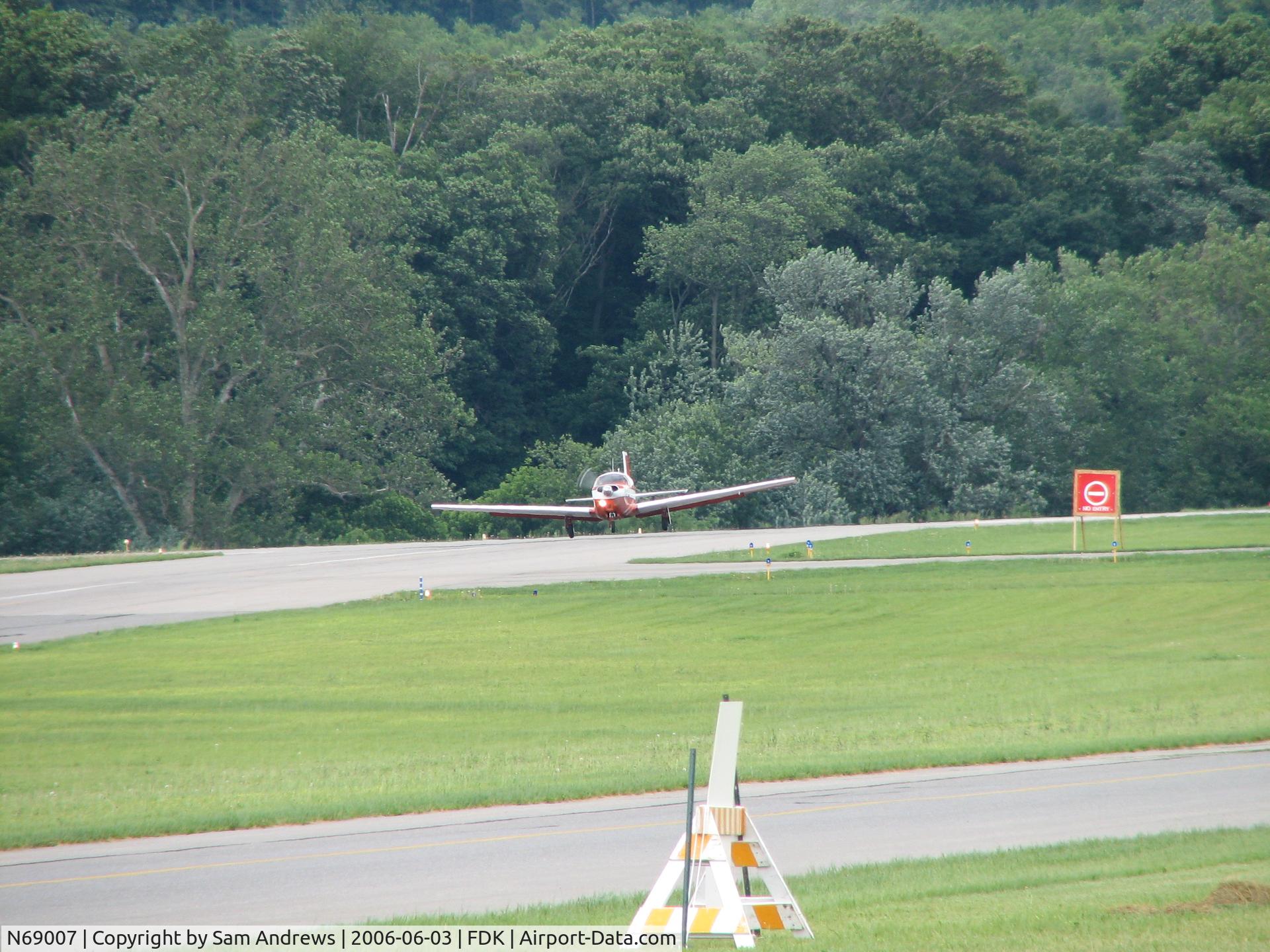 N69007, 1965 Mooney M20C Ranger C/N 2933, Just arriving at the 2006 AOPA Fly-In