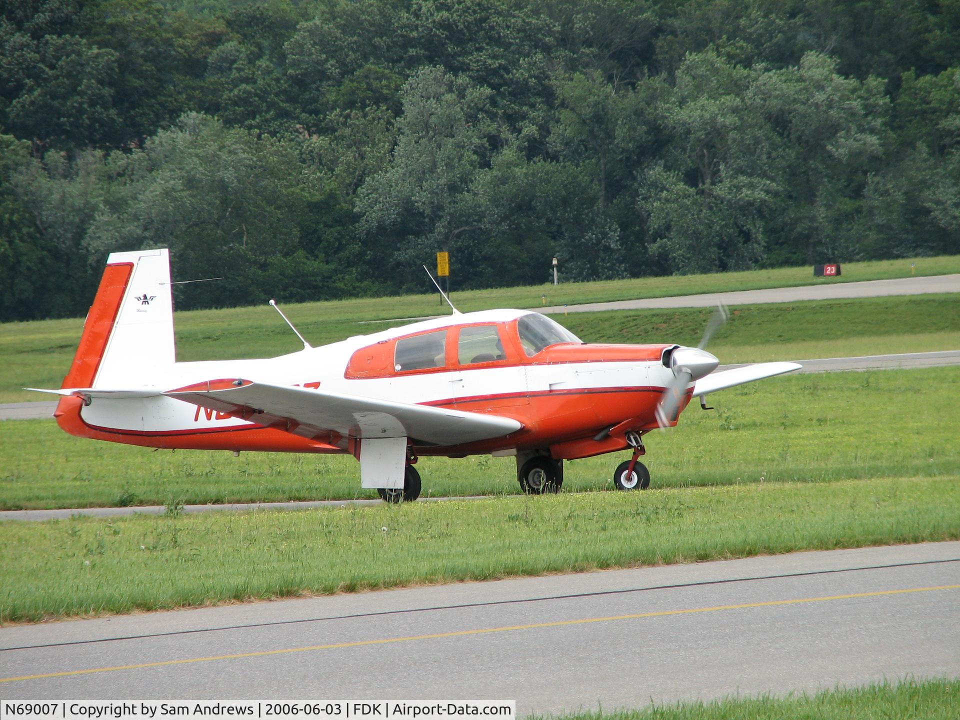 N69007, 1965 Mooney M20C Ranger C/N 2933, Just turned off the runway at 2006 AOPA Fly-in