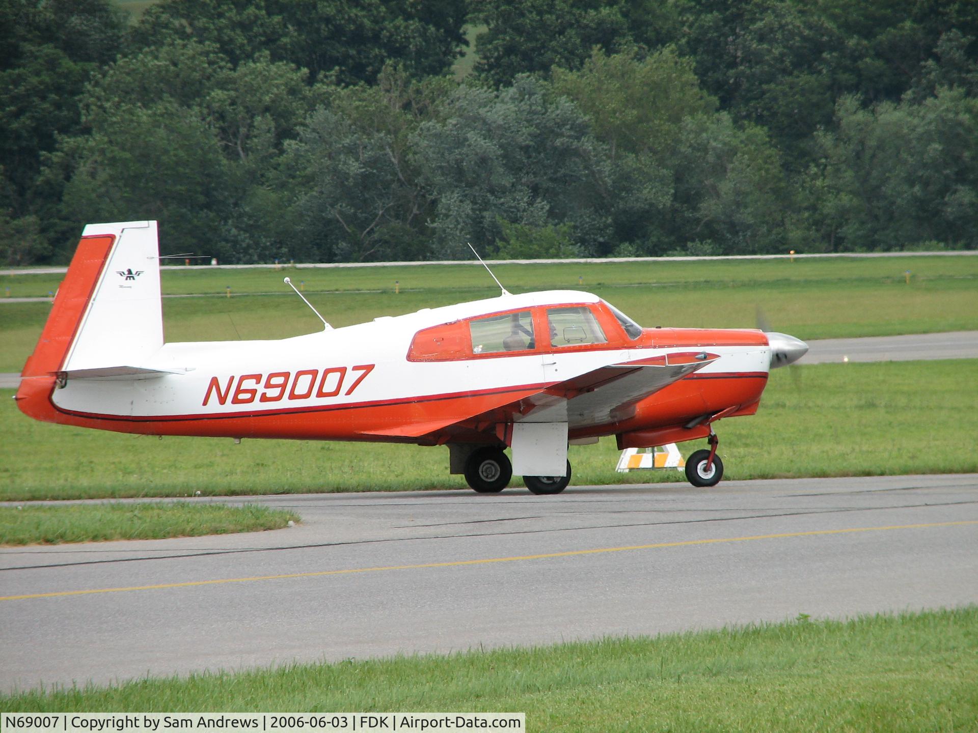 N69007, 1965 Mooney M20C Ranger C/N 2933, Headin' for parking