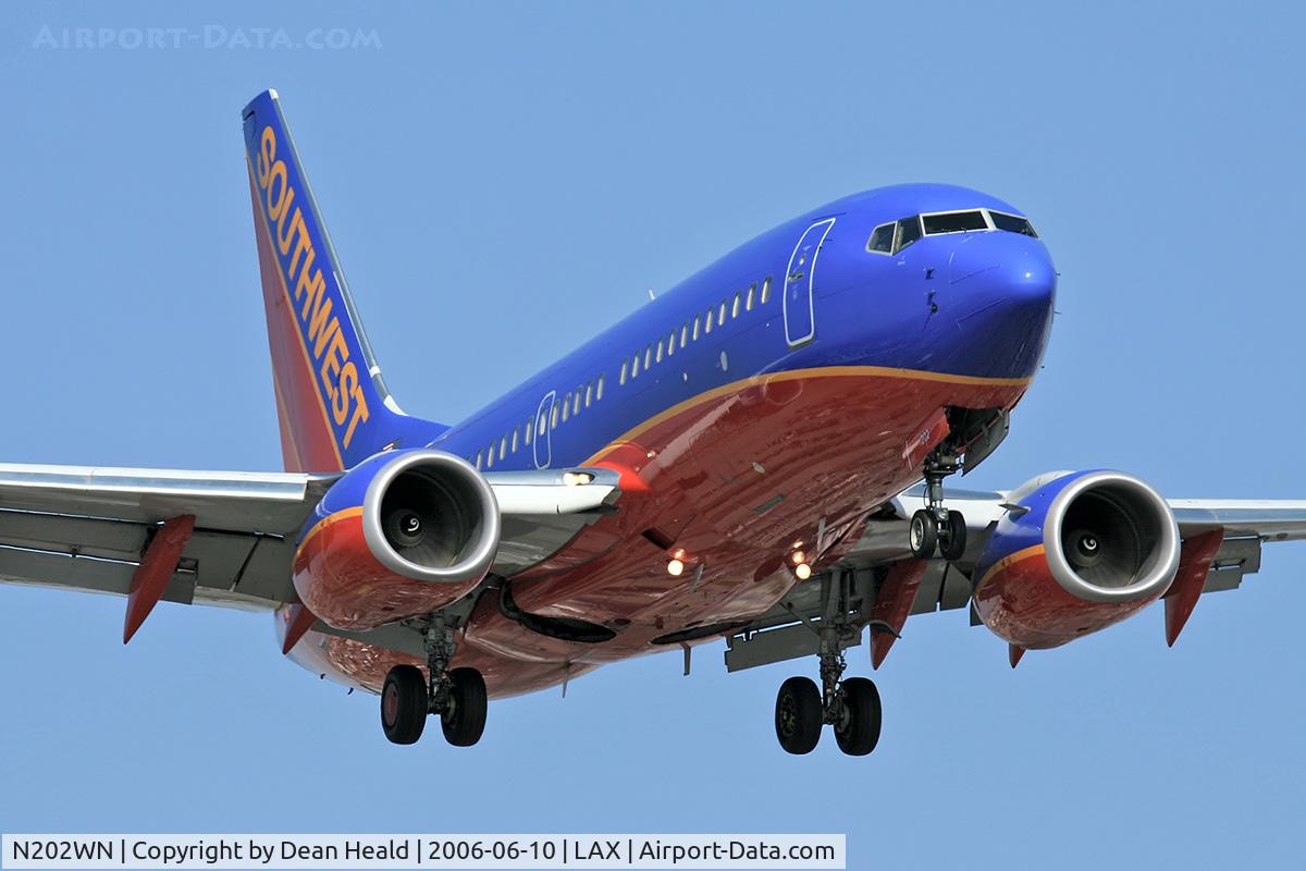 N202WN, 2005 Boeing 737-7H4 C/N 33999, Southwest Airlines N202WN (FLT SWA2748) from Reno Tahoe Int'l (KRNO) on final approach to RWY 24R.