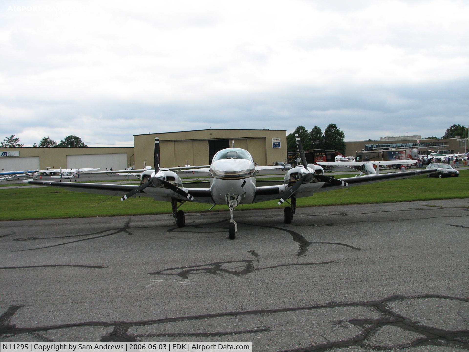 N1129S, 1997 Raytheon Aircraft Company 58 C/N TH-1812, front side