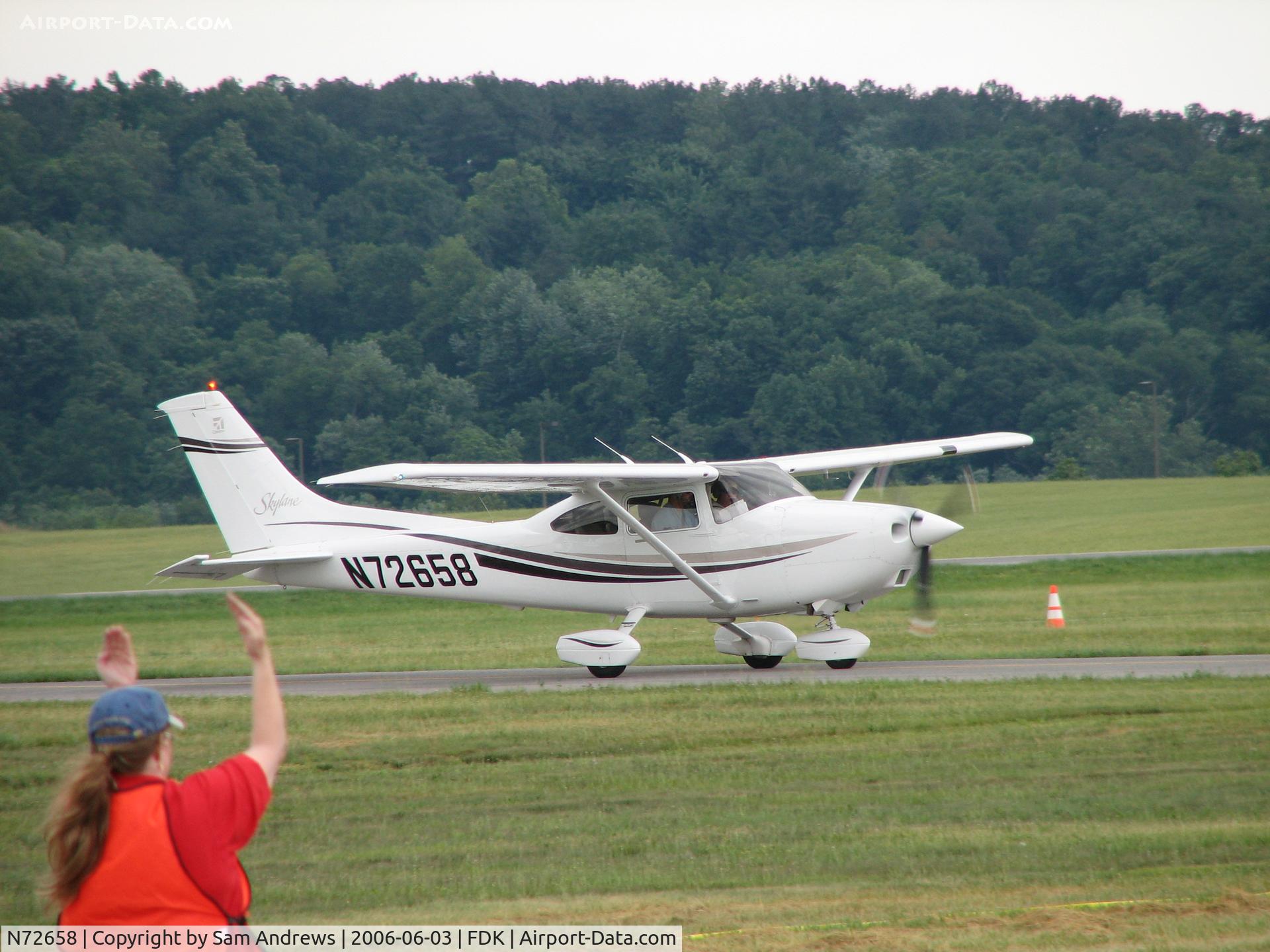 N72658, 1999 Cessna 182S Skylane C/N 18280643, Just arriving at the 2006 AOPA Fly-in.  The line folks provided top notch service.