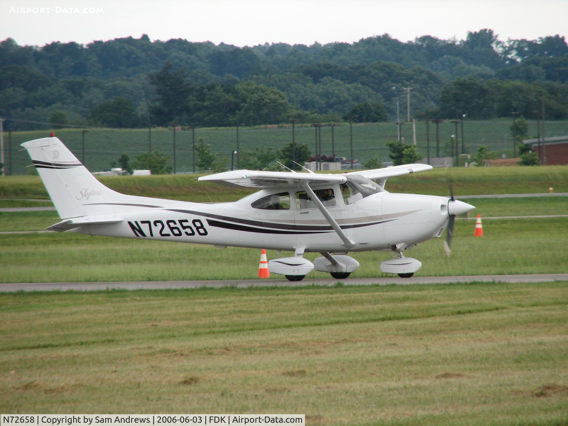 N72658, 1999 Cessna 182S Skylane C/N 18280643, Just arriving at the 2006 AOPA Fly-In.