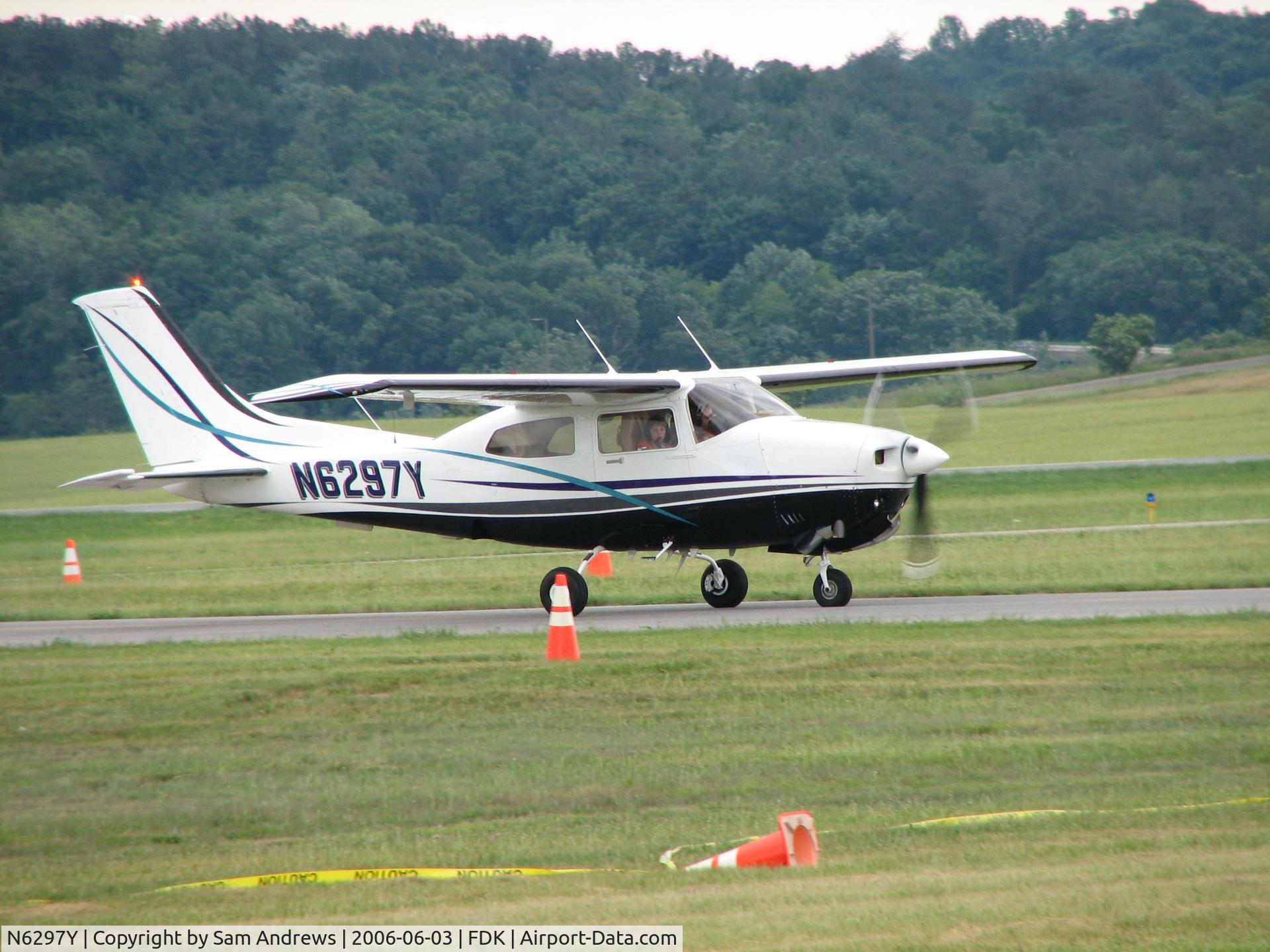 N6297Y, 1981 Cessna T210N Turbo Centurion C/N 21064323, taxiing in
