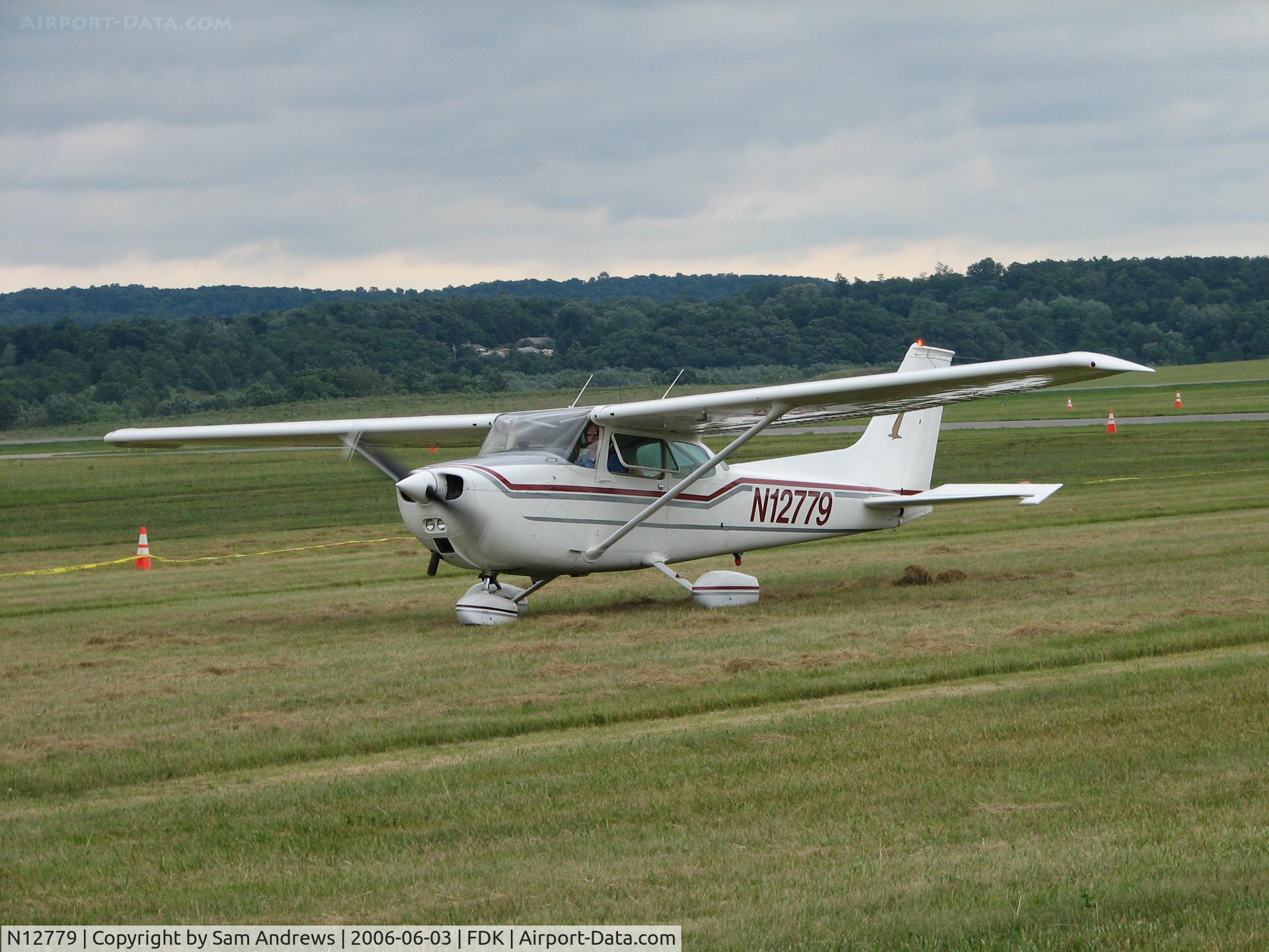 N12779, 1973 Cessna 172M Skyhawk C/N 17262252, Just arrived at the 2006 AOPA Fly-in.  He's homeported in Stephens City, VA
