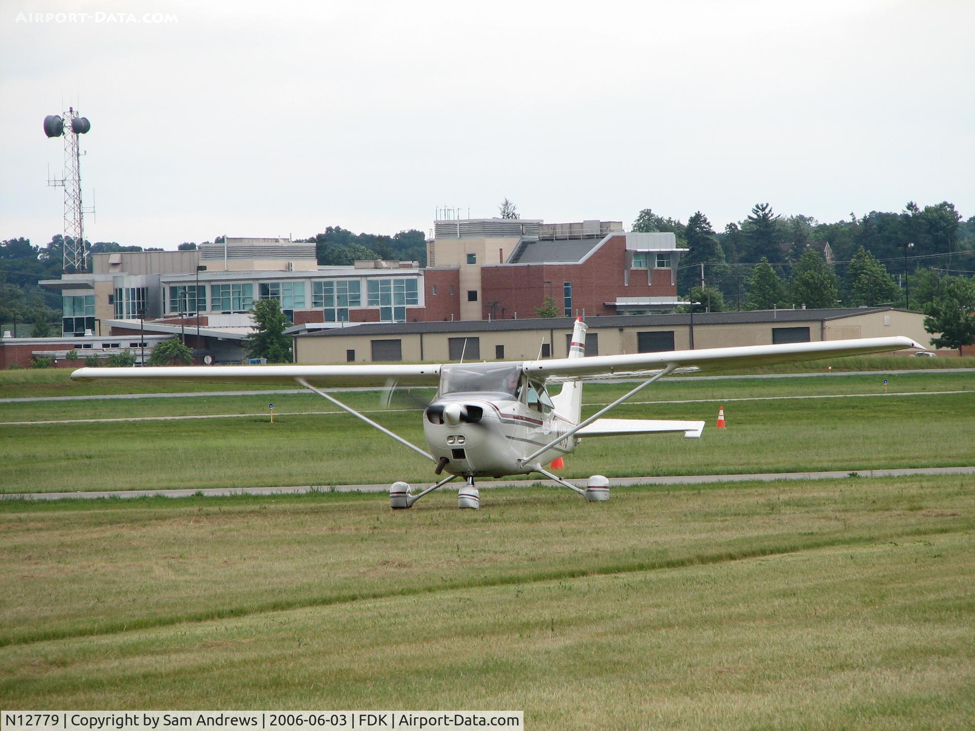 N12779, 1973 Cessna 172M Skyhawk C/N 17262252, Just turned onto the grass