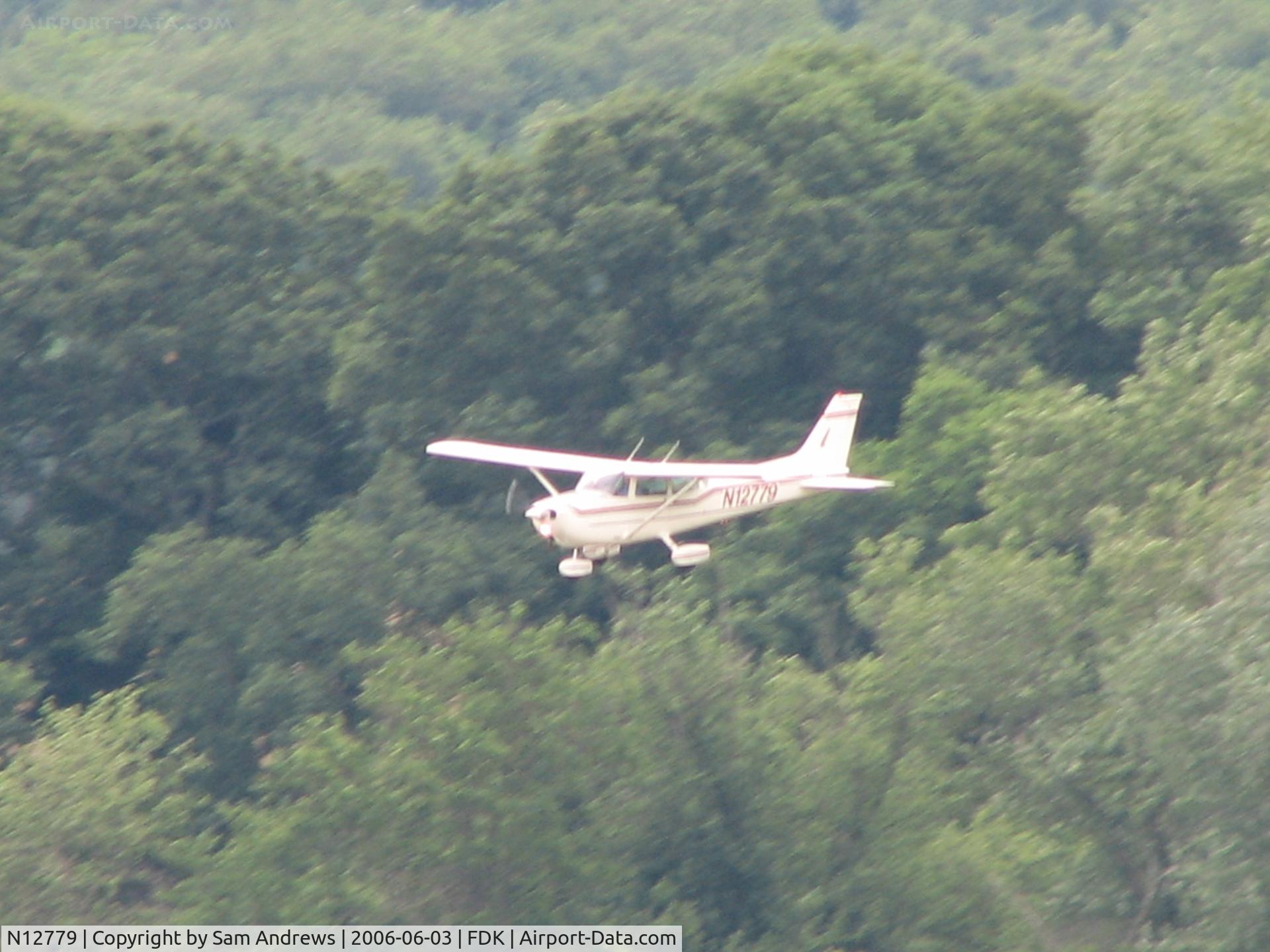 N12779, 1973 Cessna 172M Skyhawk C/N 17262252, On final to FDK