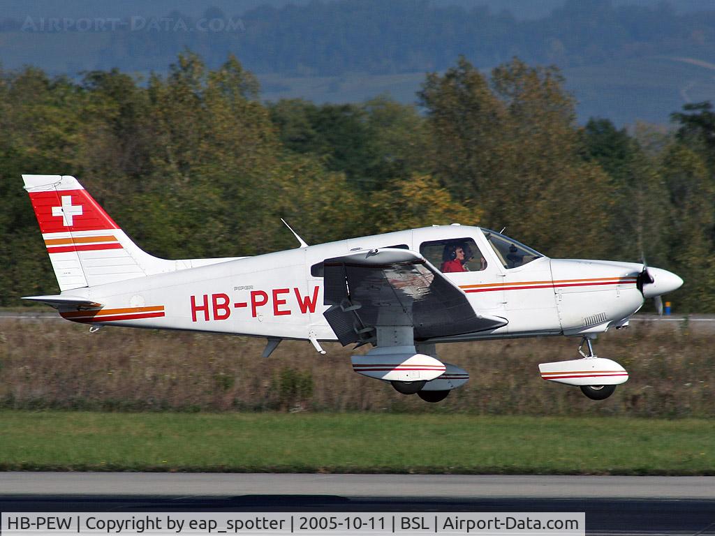 HB-PEW, 1980 Piper PA-28-181 Archer II C/N 28-8190005, Landing on runway 16