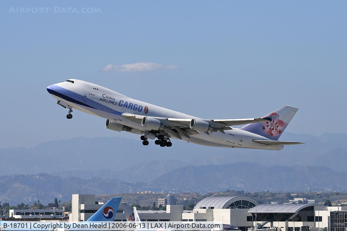 B-18701, 2000 Boeing 747-409F/SCD C/N 30759, China Airlines Cargo B-18701 (FLT CAL5251) climbing out from RWY 25R on a relatively clear June afternoon, enroute to Chiang Kai Shek Int'l (RCTP).