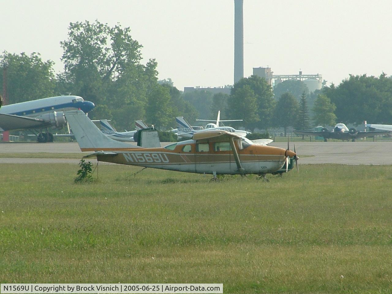 N1569U, 1973 Cessna U206F Stationair C/N U20602262, Taken at Hook Field, Middletown, OH, USA