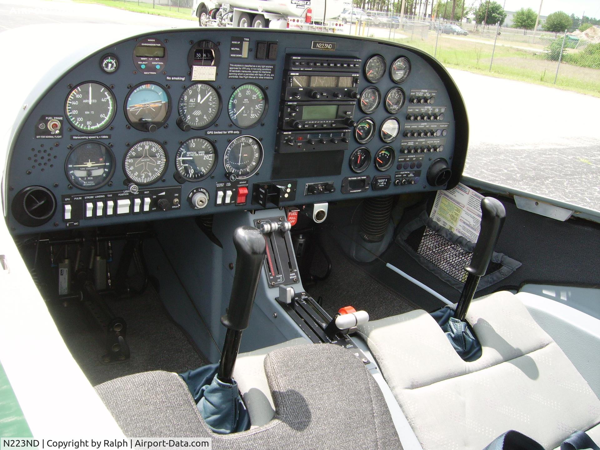 N223ND, 1998 Diamond DA-20C-1 Eclipse C/N C0031, Interior