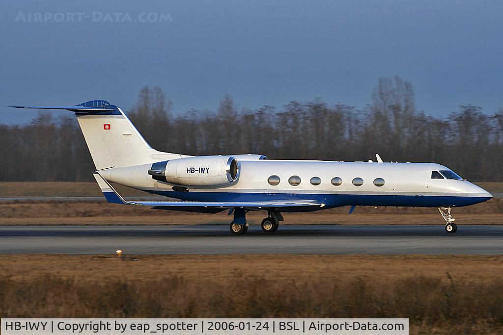 HB-IWY, 1992 Gulfstream Aerospace G-IV C/N 1176, Departing on runway 16 to BCN