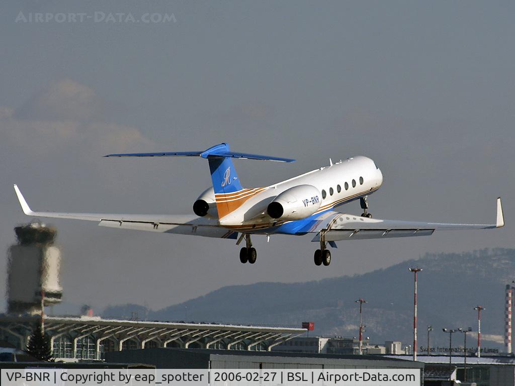 VP-BNR, 2004 Gulfstream Aerospace GV-SP (G550) C/N 5033, Departing on runway 16 after a check at Jet Aviation