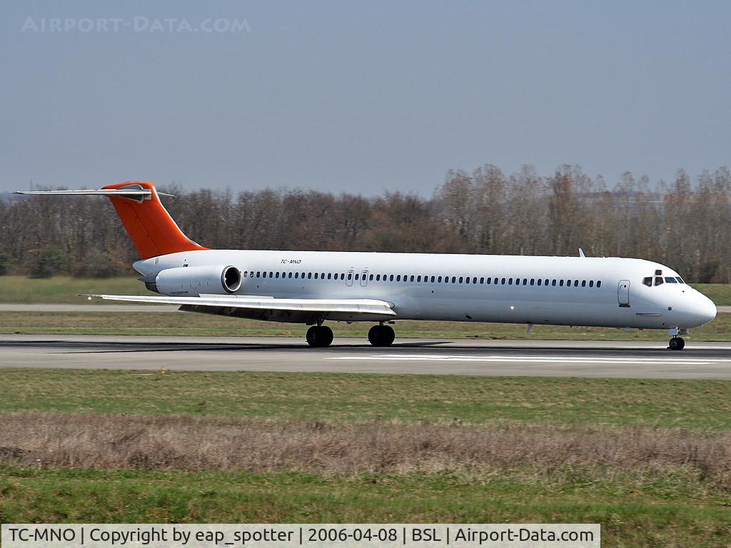 TC-MNO, 1982 McDonnell Douglas MD-82 (DC-9-82) C/N 49138, Landing on runway 16