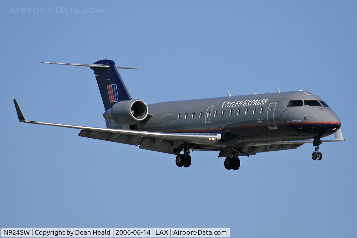 N924SW, 2002 Bombardier CRJ-200LR (CL-600-2B19) C/N 7681, United Express (Sky West Airlines) N924SW (FLT SKW6522) from Phoenix Sky Harbor Int'l (KPHX) on final approach to RWY 24R.
