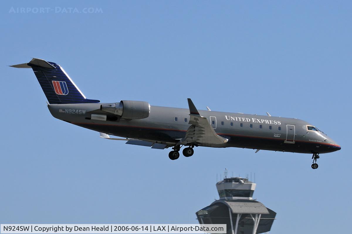 N924SW, 2002 Bombardier CRJ-200LR (CL-600-2B19) C/N 7681, United Express (Sky West Airlines) N924SW (FLT SKW6522) from Phoenix Sky Harbor Int'l (KPHX) seconds from touchdown on RWY 24R.