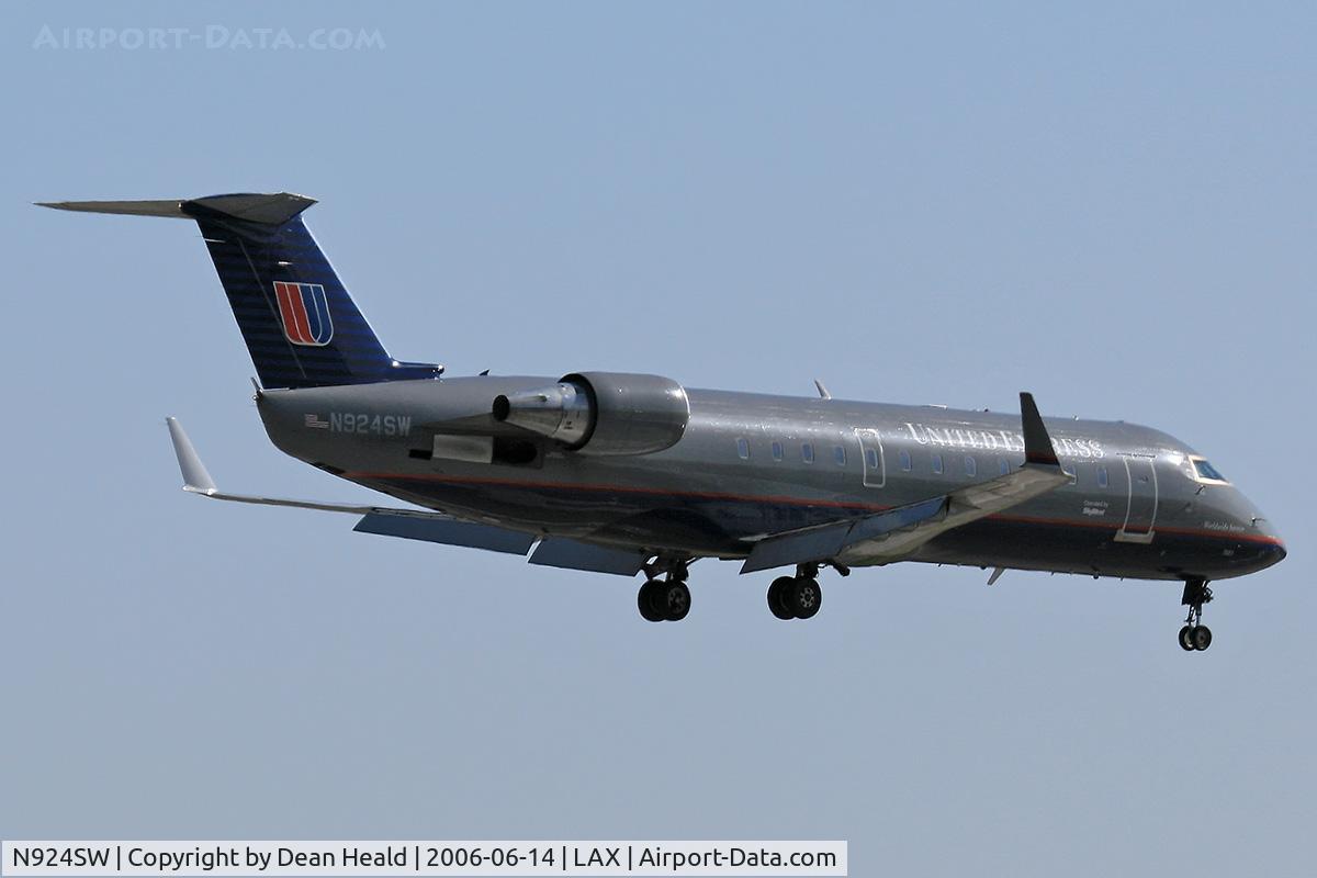 N924SW, 2002 Bombardier CRJ-200LR (CL-600-2B19) C/N 7681, United Express (Sky West Airlines) N924SW (FLT SKW6522) from Phoenix Sky Harbor Int'l (KPHX) seconds from touchdown on RWY 24R.