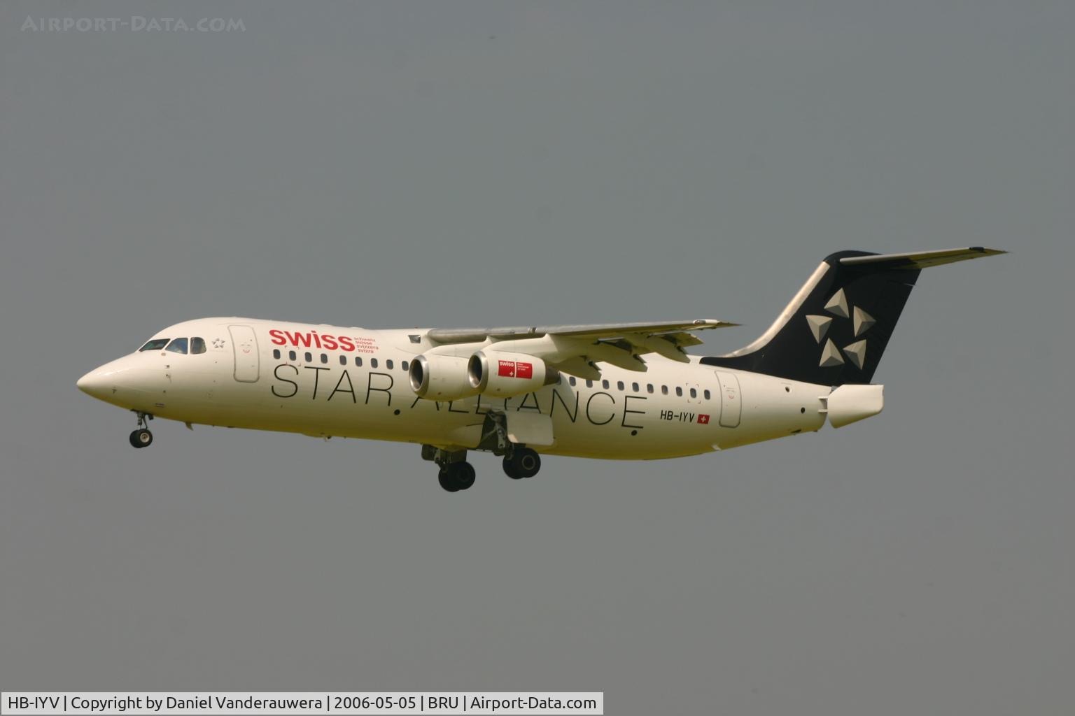 HB-IYV, 2000 British Aerospace Avro 146-RJ100 C/N E3377, short before landing on RWY 25L