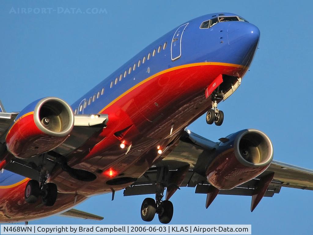 N468WN, 2004 Boeing 737-7H4 C/N 33858, Southwest Airlines / 2004 Boeing 737-7H4 / Co-Pilot shaking his fist or blocking the sun?