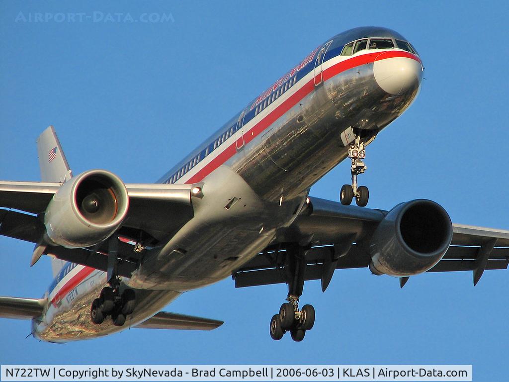 N722TW, 1999 Boeing 757-231 C/N 29385, American Airlines / 1999 Boeing 757-231 / Co-Pilot looking out cockpit window.