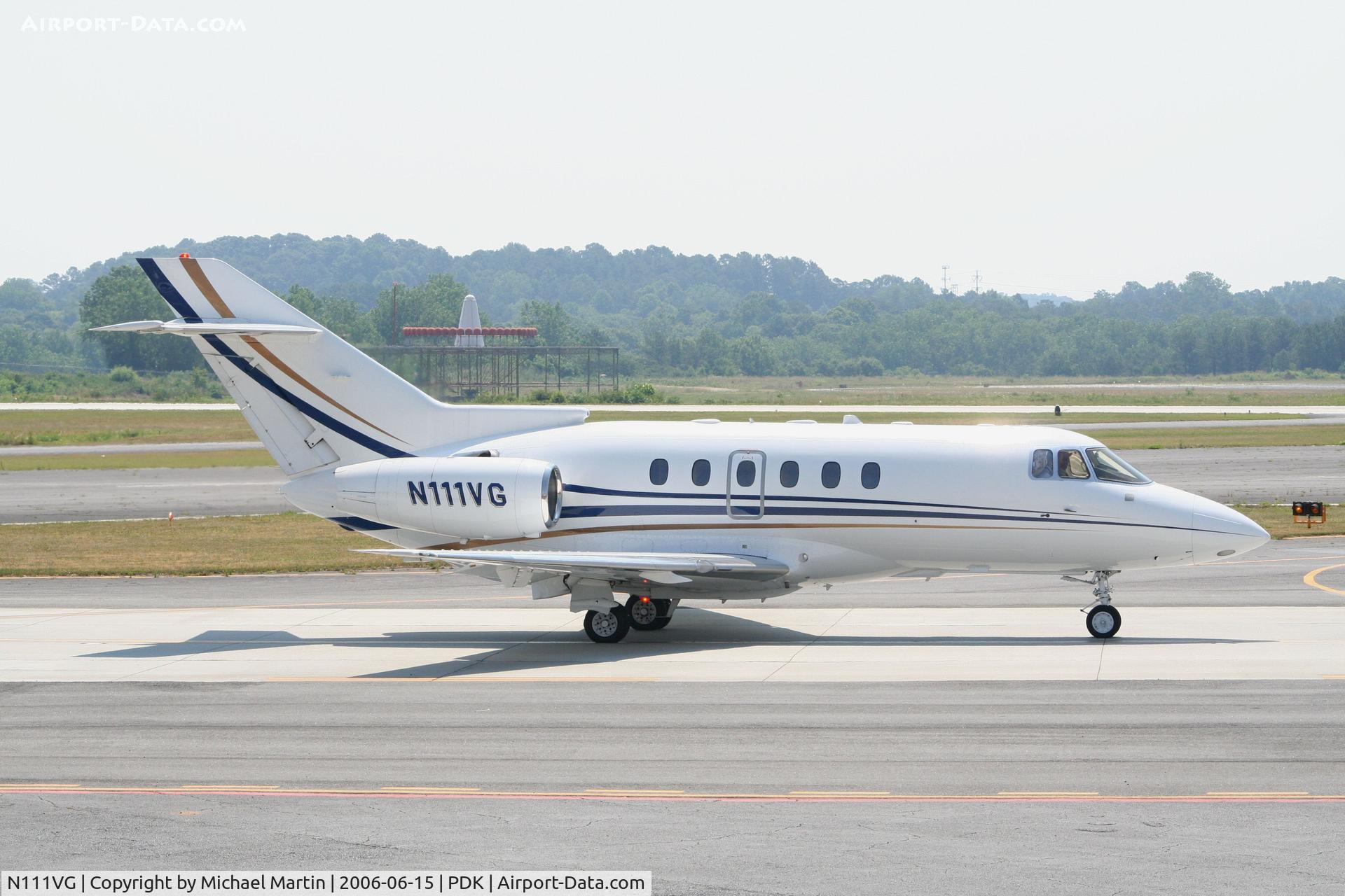 N111VG, 1999 Raytheon Hawker 800XP C/N 258403, Taxing to Runway 20R
